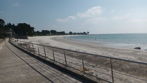 بالقرب من الشاطئ