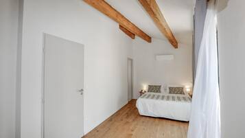 3 bedrooms, travel crib, free WiFi, bed sheets