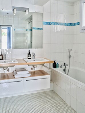 Haartrockner, Handtücher, Seife, Toilettenpapier
