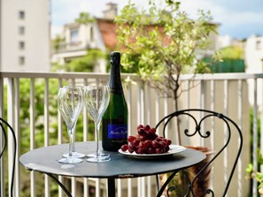 Outdoor dining - Casa Garden (Paris)