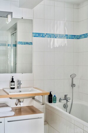 Secadora de cabello, toallas, jabón, papel de baño 