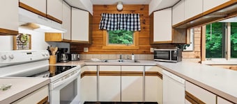 Tranquil 5-BR Oak Chalet 3-min to Campton Mountain