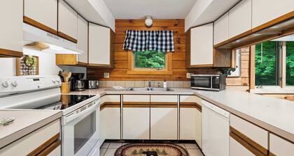 Tranquil 5-BR Oak Chalet 3-min to Campton Mountain