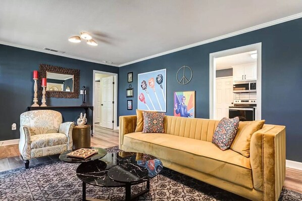 TV, books - The Troubadour - 3BR 2BA - Close to Campus (Lubbock)