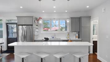 House, 1 Queen Bed (Poolside Paradise) | Private kitchen