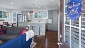Living area - Poolside Paradise (Ottawa)