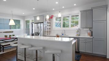 House, 1 Queen Bed (Poolside Paradise) | Private kitchen