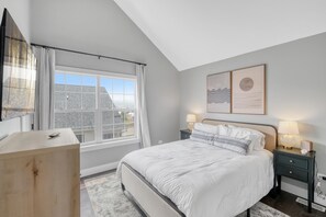 House, Multiple Beds (A Touch of Grey) | 2 bedrooms, bed sheets - A Touch of Grey (Ottawa)