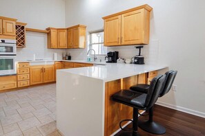 Frigorífic, microones, forn i placa de cuina 