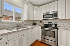 Private kitchen - Sherwood Cottage - Steps From Old Town & River (Fort Collins)