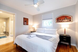 3 bedrooms, desk, iron/ironing board, free WiFi - NEW LISTING! Casa Azul: King Beds, Close 2 Broadway HOT Tub with Private Yard (Nashville)