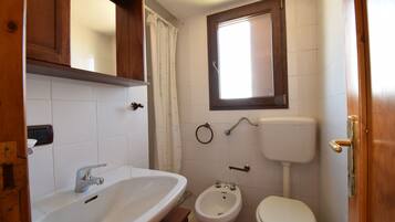 Ferienhaus, Terrasse, Meerblick | Badezimmer | Dusche, Handtücher