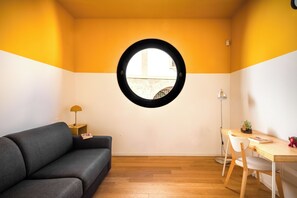 Apartment | Living area | 30-inch flat-screen TV with digital channels - Pomodoro House allo Spasimo (Palermo)