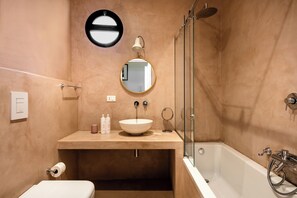 Apartamento | Banheiro | Banheira e chuveiro separados, secador de cabelo, bidê, toalhas de banho