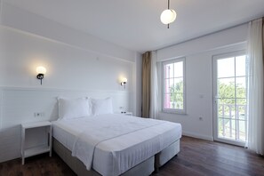 コンフォート ルーム バルコニー | 高級寝具、ミニバー、WiFi (無料)、ベッドシーツ