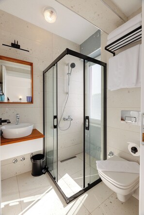 スタンダード ダブルルーム | バスルーム | シャワー、ヘアドライヤー、タオル、石鹸