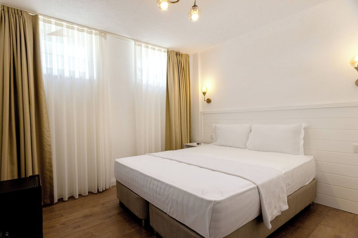Economy Room, Below Ground Level | Roupas de cama premium, frigobar, Wi-Fi de cortesia, roupa de cama