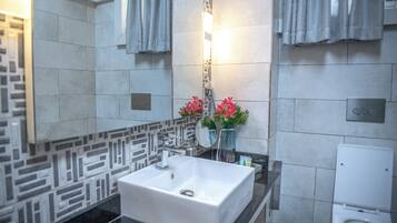 Suíte executiva, 1 quarto, geladeira e micro-ondas, vista para o parque | Banheiro | Chuveiro, secador de cabelo, chinelos, toalhas de banho