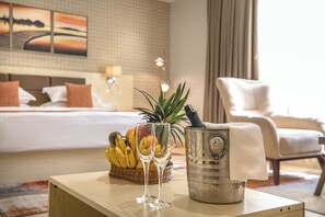 이그제큐티브 스위트, 침실 1개, 냉장고 및 전자레인지, 공원 전망 | 거실 공간 | TV