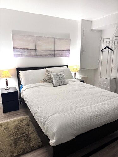 7 minutes to Spruce Meadows! Cozy Studio Basement in Calgary w/ private entrance