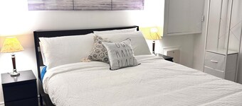 7 minutes to Spruce Meadows! Cozy Studio Basement in Calgary w/ private entrance