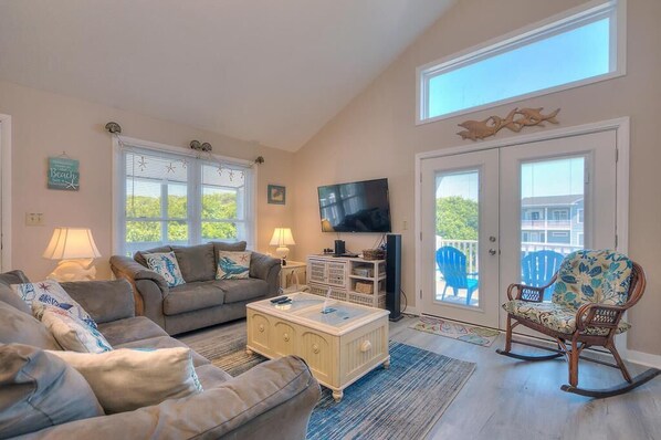 Smart TV - 3BR 2BA House - Ocean Views, Walk to Beach, Dog Friendly, Sleeps 8 (Oak Island)