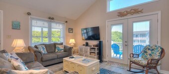 A Blue Dolphin: Oceanview house in Oak Island, perfect for family getaways.