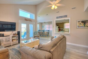 Smart TV - 3BR 2BA House - Ocean Views, Walk to Beach, Dog Friendly, Sleeps 8 (Oak Island)