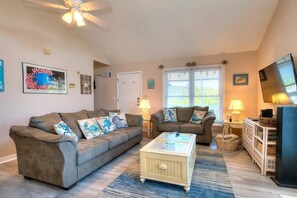 Smart TV - 3BR 2BA House - Ocean Views, Walk to Beach, Dog Friendly, Sleeps 8 (Oak Island)