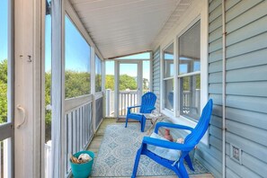 Property grounds - 3BR 2BA House - Ocean Views, Walk to Beach, Dog Friendly, Sleeps 8 (Oak Island)