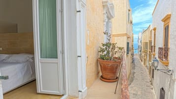 Superior Suite, Balcony, Partial Sea View | 1 bedroom, in-room safe, blackout drapes, soundproofing