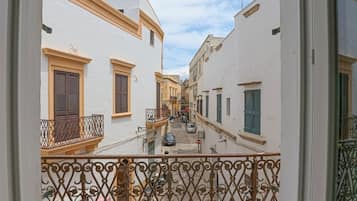 Superior-Suite, Balkon, eingeschränkter Meerblick | 1 Schlafzimmer, Zimmersafe, Verdunkelungsvorhänge