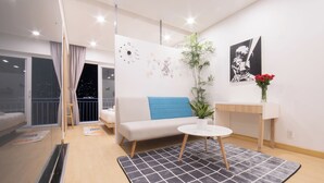 Studio Comfort - 1 sovrum - pentry - utsikt mot staden | Vardagsrum | 32-tums LCD-tv med kabelkanaler