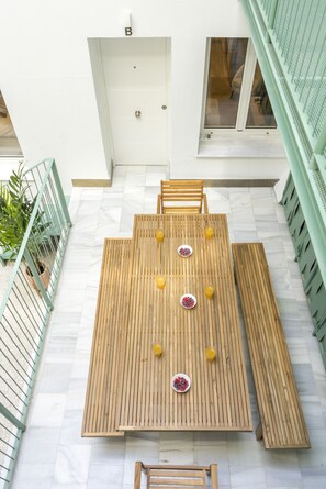 Outdoor dining - Housing Lagunillas by Sharing Co (Málaga)