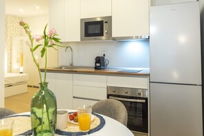 Fridge, microwave, oven, coffee/tea maker