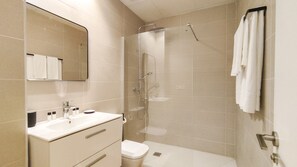 Shower, hair dryer, towels - Housing Lagunillas by Sharing Co (Málaga)