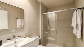 Suihku, hiustenkuivaaja, pyyhkeet