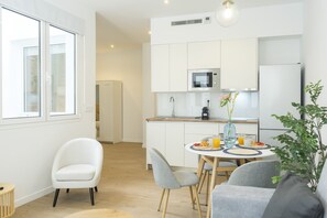 Kühlschrank, Mikrowelle, Ofen, Wasserkocher mit Kaffee-/Teezubehör