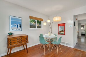 Casa, varias camas, cocina, vistas al jardín (629 Lesser Drive) | Restauración
