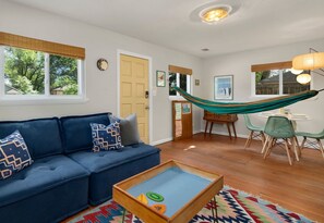 Ferienhaus, Mehrere Betten, Küche, Gartenblick (629 Lesser Drive) | Wohnbereich | 65-Zoll-Flachbildfernseher mit Digitalempfang, Fernseher