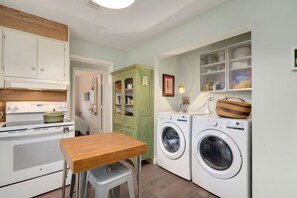 Casa, varias camas, cocina, vistas al jardín (629 Lesser Drive) | Interior