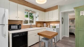 Casa, letti multipli, cucina, vista giardino (629 Lesser Drive) | Cucina privata | Frigorifero, microonde, forno, piano cottura