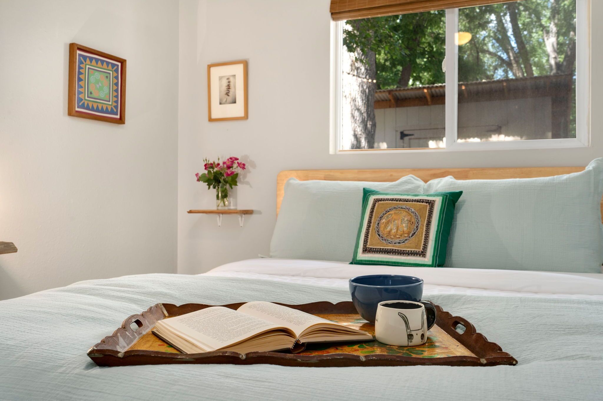 하우스, 침대(여러 개), 주방, 정원 전망 (629 Lesser Drive) | 3 개의 침실, 각각 다른 스타일의 인테리어, 각각 다르게 가구 비치, 다리미/다리미판