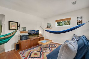 Ferienhaus, Mehrere Betten, Küche, Gartenblick (629 Lesser Drive) | Wohnbereich | 65-Zoll-Flachbildfernseher mit Digitalempfang, Fernseher