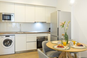 Jääkaappi, mikroaaltouuni, uuni, kahvin-/teenkeitin