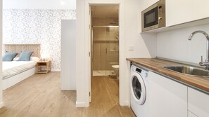 Suihku, hiustenkuivaaja, pyyhkeet