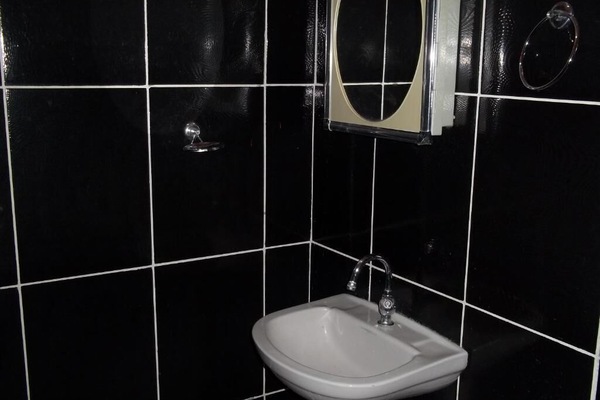 Habitación económica con 1 cama doble o 2 individuales, vistas al patio | Baño