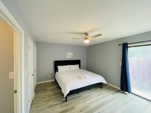 1 dormitorio, tabla de planchar con plancha, wifi y ropa de cama