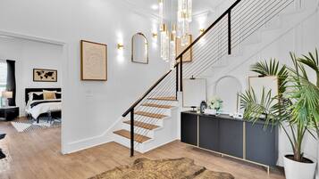 5 bedrooms, iron/ironing board, WiFi, bed sheets