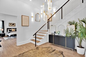 5 bedrooms, iron/ironing board, WiFi, bed sheets - Upscaled 5-bdrm house used for content creation, game night, celebrations & fun (Atlanta)